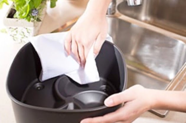 Your band new air fryer isn't like any other kitchen tool, it needs to be properly managed. Here's the Complete Guide on How to clean an air Fryer.