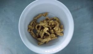Here we have an easy, simple and plant based recipe to change up a bit your vegan lifestyle! These vegan air fried BBQ soy curls are the perfect snack.