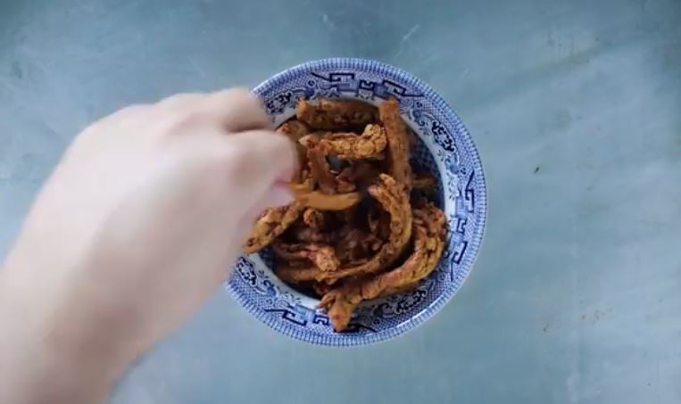Here we have an easy, simple and plant based recipe to change up a bit your vegan lifestyle! These vegan air fried BBQ soy curls are the perfect snack.