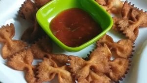 Looking for a fun, healthy and tasty snack? Then these vegan air fried bow tie pasta chips are the way to go! A great and yummy alternative for pretzels.