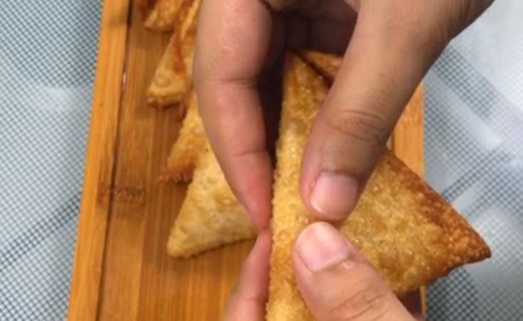 Just because you follow a vegan lifestyle doesn't mean you can't enjoy of a tasty appetizer! Check out this fantastic vegan air fried cheese samboosa!