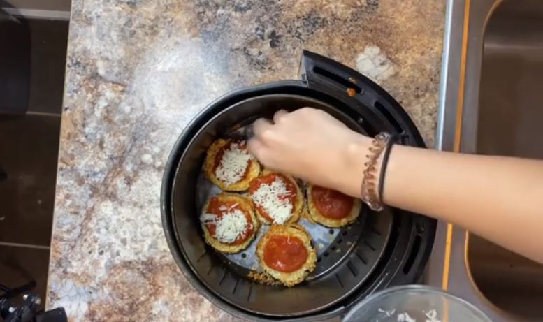 Looking for a tasty plant based dish? look no further and try this delicious vegan air fried eggplant Parmesan, because vegans can also have a fancy meal!