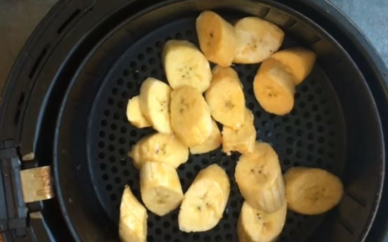 You need to try this delicious vegan air fried plantains recipe, it is the perfect healthy appetizer or afternoon snack, and great to share with others!