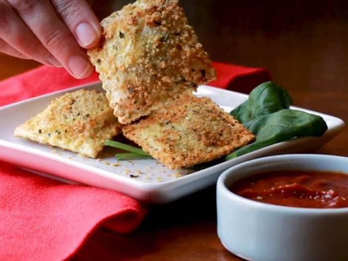Bet you never though delicious and crispy ravioli could be made in the air fryer! Check out this fantastic vegan air fried ravioli recipe!