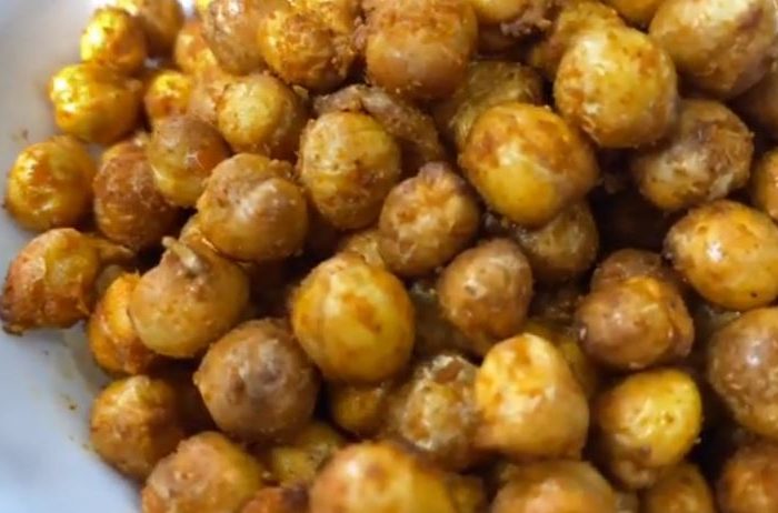 Looking for a tasty and healthy snack? Check out this fantastic vegan air fried roasted chickpeas recipe easily made in the air fryer!