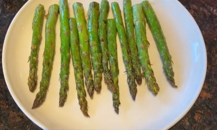 If you like spicy food, you will love this recipe, vegan air fried spicy asparagus which is not only savory but also vegan friendly!